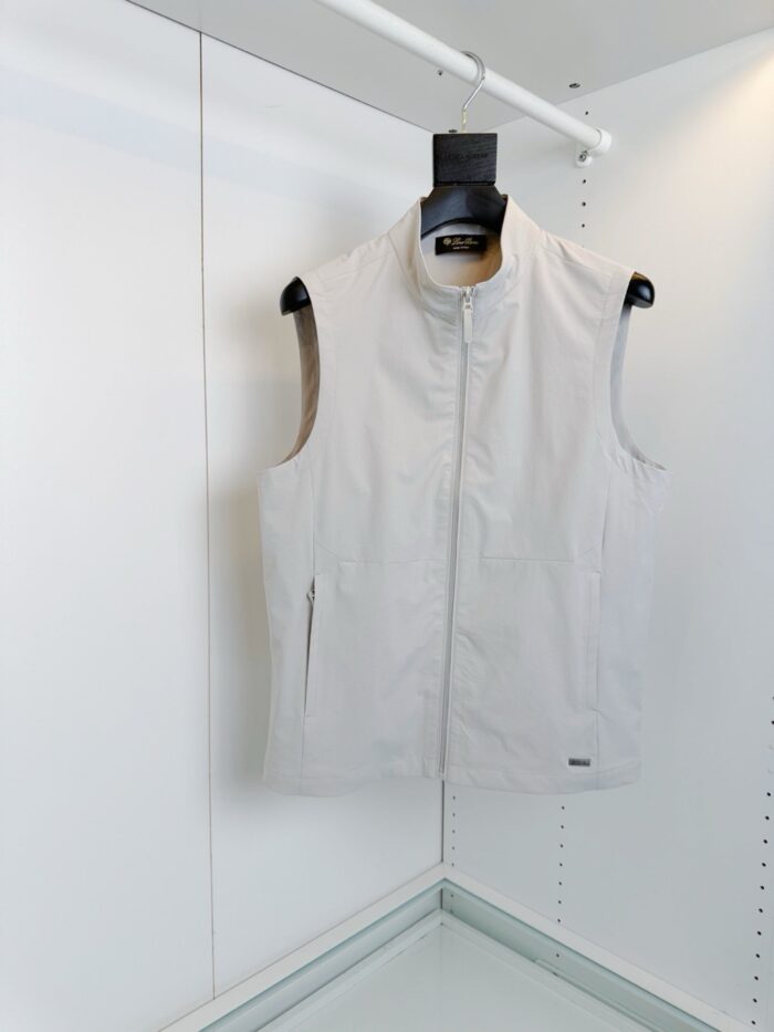 Giletta senza maniche leggera con zip e tasche, stile sportivo e versatile per outdoor.