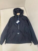Giacca anorak nera leggera, resistentе allacqua, con cappuccio, tasca centrale e design semplice.