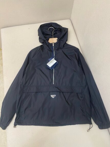 Giacca anorak nera leggera, resistentе allacqua, con cappuccio, tasca centrale e design semplice.