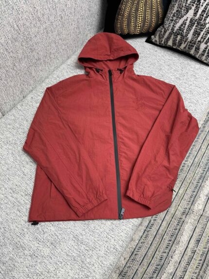 Giacca rossa leggera con cappuccio, stile casual e pratico per outdoor e giornate breezy.