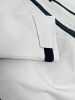 Vestiti sportivi leggeri con Velcro e cuciture precise, ideali per attività outdoor e performance.