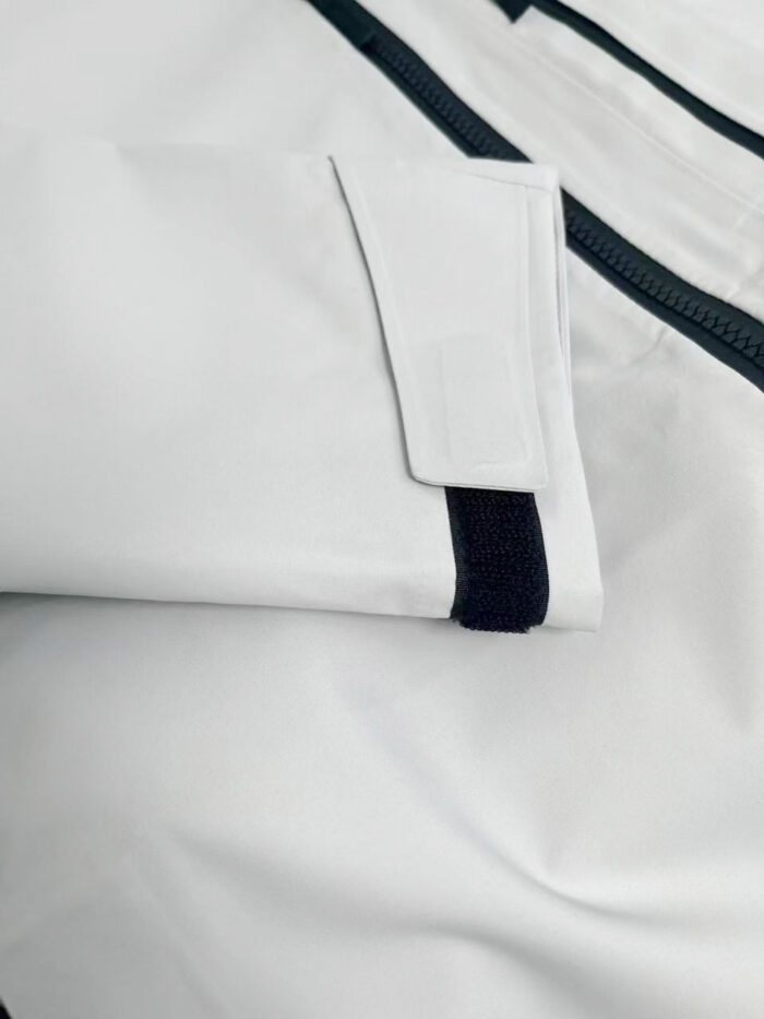 Vestiti sportivi leggeri con Velcro e cuciture precise, ideali per attività outdoor e performance.