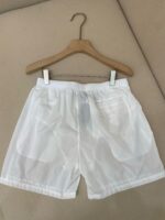 Pantaloncini bianchi leggeri per estate, casual e comodi con tasche e cintura elastica.