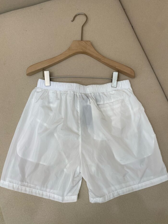 Pantaloncini bianchi leggeri per estate, casual e comodi con tasche e cintura elastica.