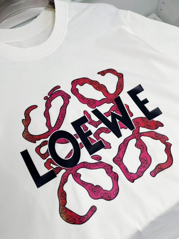 T-shirt bianca LOEWE con design artistico, colori vivaci e grafica moderna.