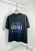 T-shirt nero LOEWE con logo multicolore e design artistico, stile streetwear moderno.