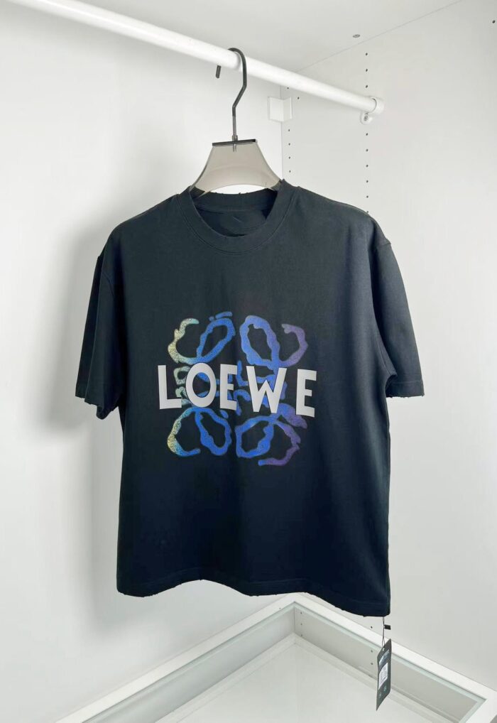 T-shirt nero LOEWE con logo multicolore e design artistico, stile streetwear moderno.