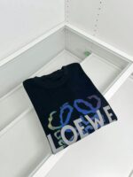 T-shirt nero Loewe con design colorato in esposizione elegante in negozio di lusso