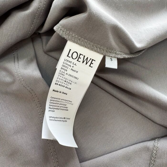 Etichetta Loewe di lusso su tessuto grigio con dettagli di cura e taglia S.