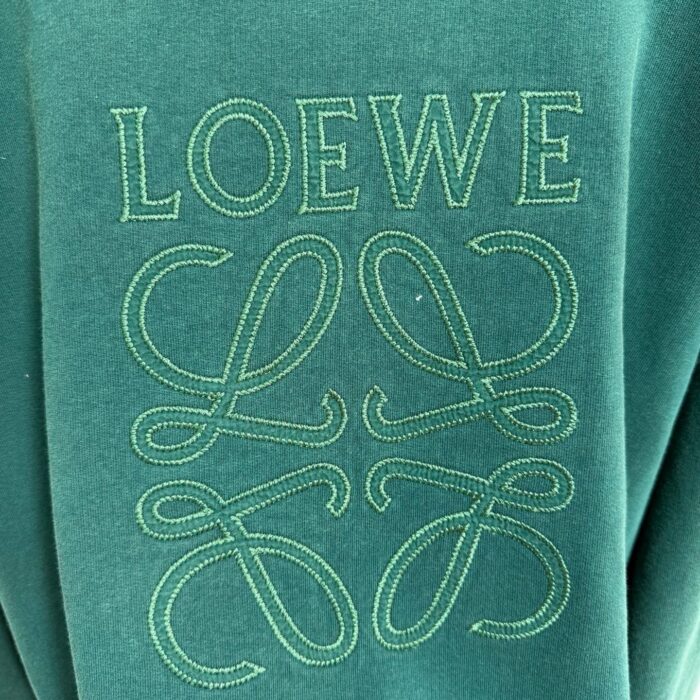Maglione Loewe verde con ricamo logo e nodi eleganti, stile moderno e di lusso.
