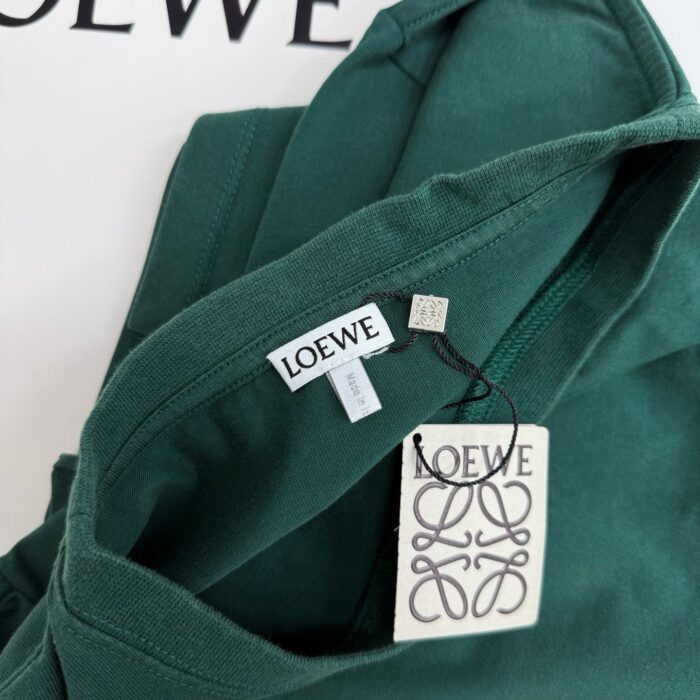 Felpa verde LOEWE di lusso con etichetta dettagliata e tessuto morbido in cotone.