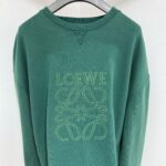 Maglione verde LOEWE con logo ricamato, stile casual e comfort moderno.
