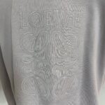 Maglietta Loewe grigia con logo ricamato e design elegante, perfetta per ogni stile sofisticato.
