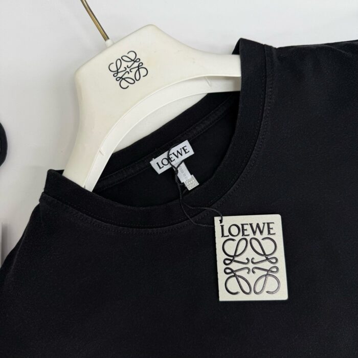 Camicia nera LOEWE di lusso con etichetta elegante e design minimalista, perfetta per ogni occasione.