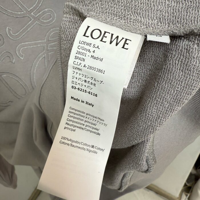 Etichetta LOEWE di lusso con dettagli su materiali, cura e origine italiana.