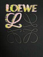 Logo Loewe elegante con L artistico e dettagli colorati su sfondo nero sofisticato.