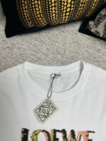 Maglietta bianca Loewe con logo colorato, dettagli eleganti e decorazioni moderne.