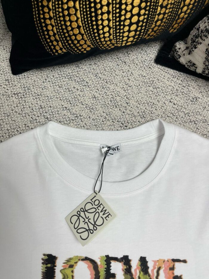 Maglietta bianca Loewe con logo colorato, dettagli eleganti e decorazioni moderne.