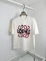 T-shirt bianca con logo LOEWE e design floreale elegante, casual e di tendenza.