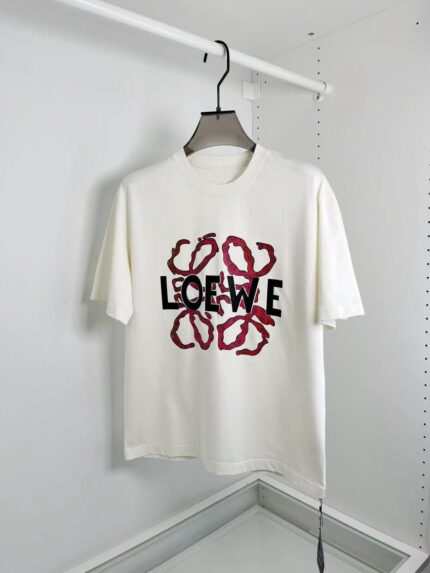 T-shirt bianca con logo LOEWE e design floreale elegante, casual e di tendenza.