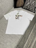 Maglietta bianca Loewe con logo moderno, stile casual, di alta moda e comfort.