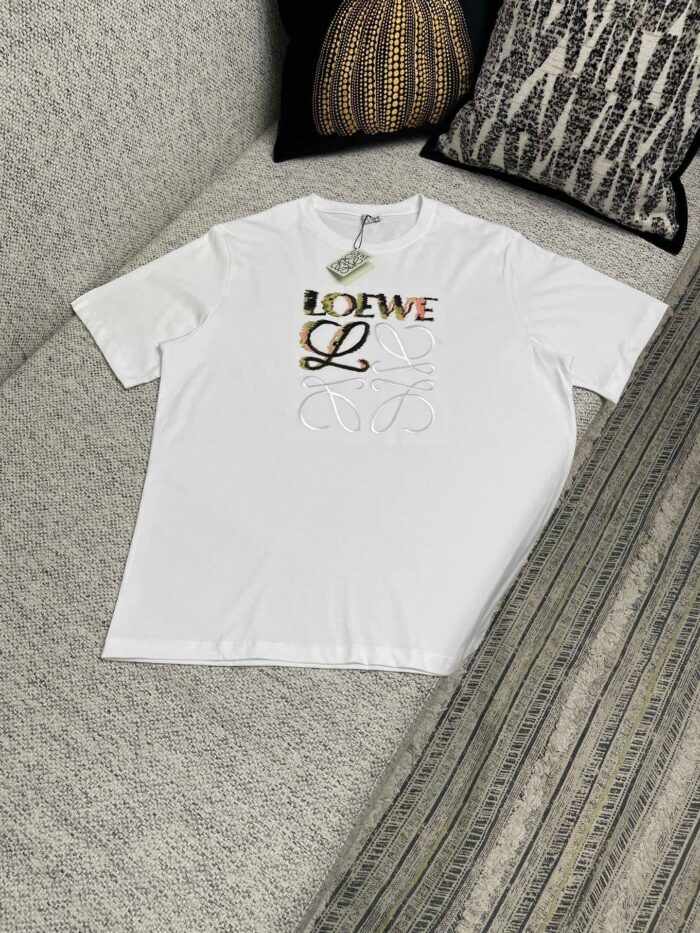 Maglietta bianca Loewe con logo moderno, stile casual, di alta moda e comfort.