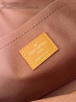 Etichetta Louis Vuitton in pelle con logo e Made in France su tessuto di alta qualità.