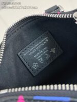 Interno elegante di borsa Louis Vuitton con etichetta, zip e dettagli di alta qualità.