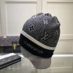 Berretto Louis Vuitton con motivo monogramma, accessori di lusso e stile elegante.
