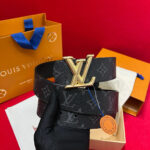 Cintura Louis Vuitton in pelle nera con fibbia dorata e monogramma, elegante confezione regalo.