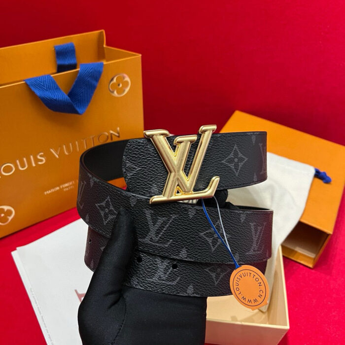 Cintura Louis Vuitton in pelle nera con fibbia dorata e monogramma, elegante confezione regalo.