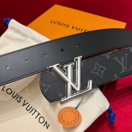 Cintura Louis Vuitton in pelle nera con fibbia argento, logo LV iconico, confezione elegante.