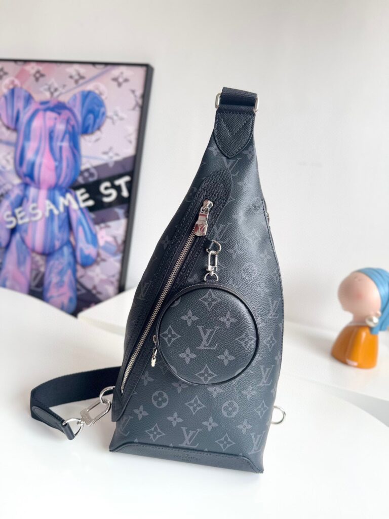 Borsa a tracolla Louis Vuitton Monogram nera, elegante, moderna e con design creativo.