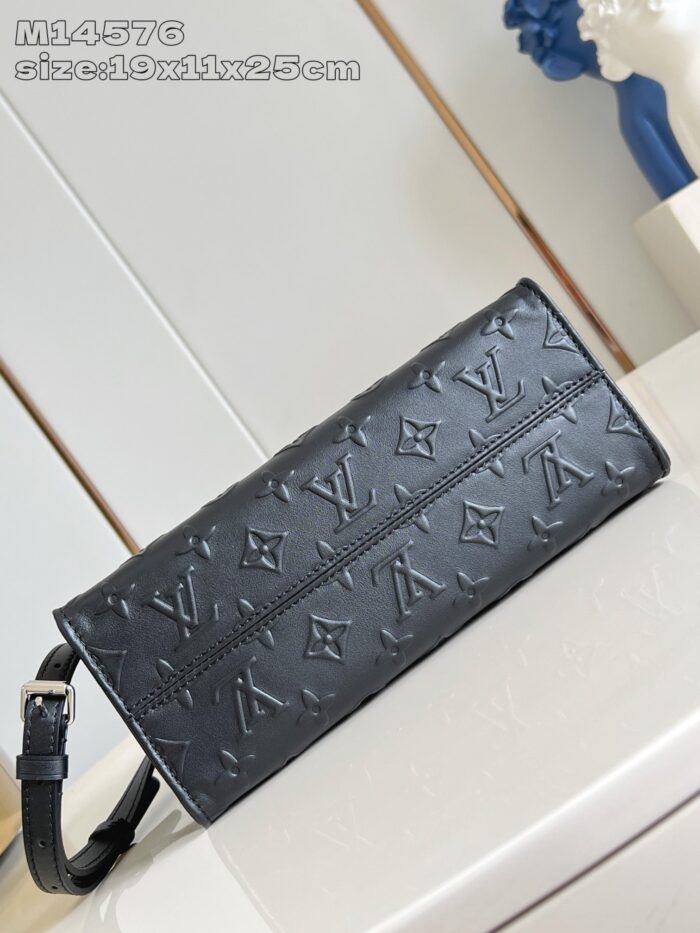 Portafoglio Louis Vuitton nero in pelle con tracolla elegante e dettagli monogramma in rilievo.