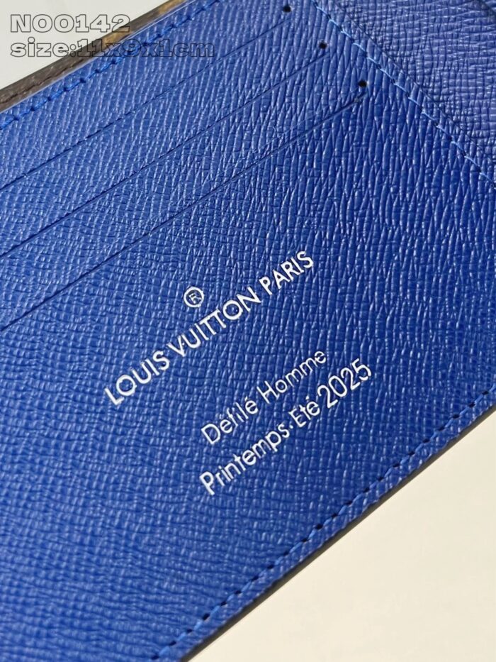 Portafoglio Louis Vuitton blu défilé uomo primavera estate 2025 alta moda luxury.
