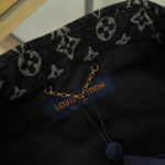 Interno di borsa Louis Vuitton con monogramma, etichetta in oro e dettagli eleganti di lusso.