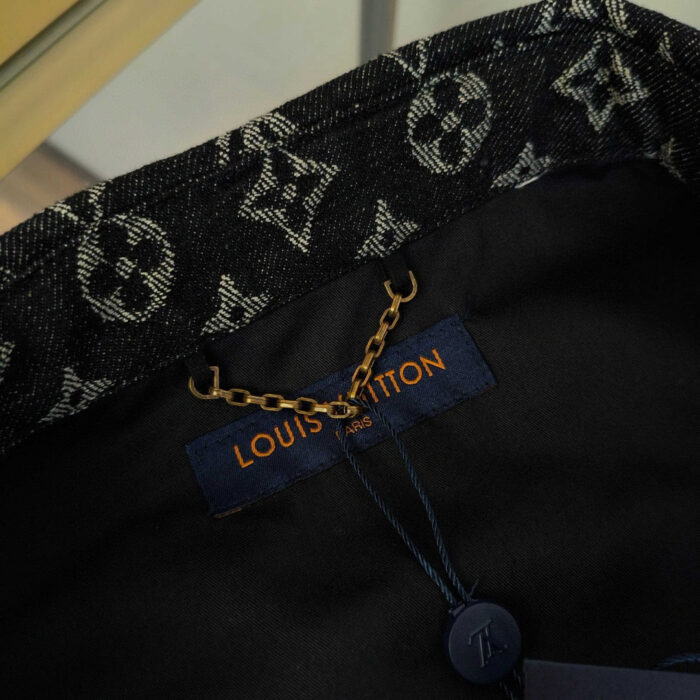 Interno di borsa Louis Vuitton con monogramma, etichetta in oro e dettagli eleganti di lusso.