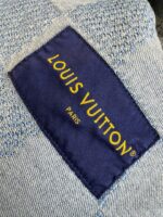 Etichetta Louis Vuitton su tessuto di lusso con logo in oro e dettagli eleganti.