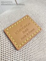 Etichetta in pelle Louis Vuitton, branding di lusso, cuciture precise, made in France.
