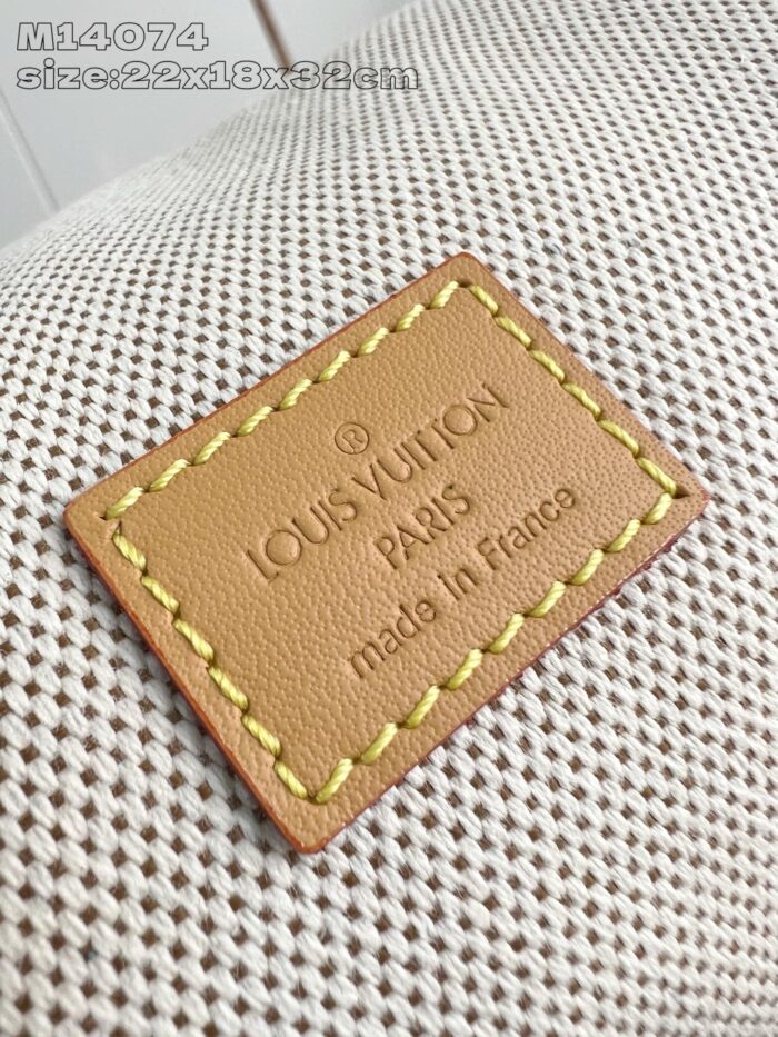 Etichetta in pelle Louis Vuitton, branding di lusso, cuciture precise, made in France.