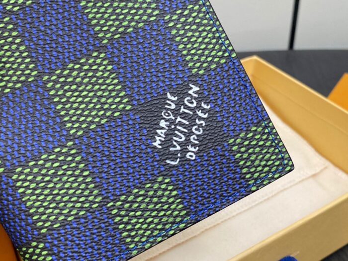Accessorio Louis Vuitton personalizzato blu e verde con logo elegante e design moderno.