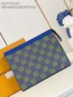 Pochette Louis Vuitton checkered blu navy e verde, elegante e di lusso, con dettagli pratici.