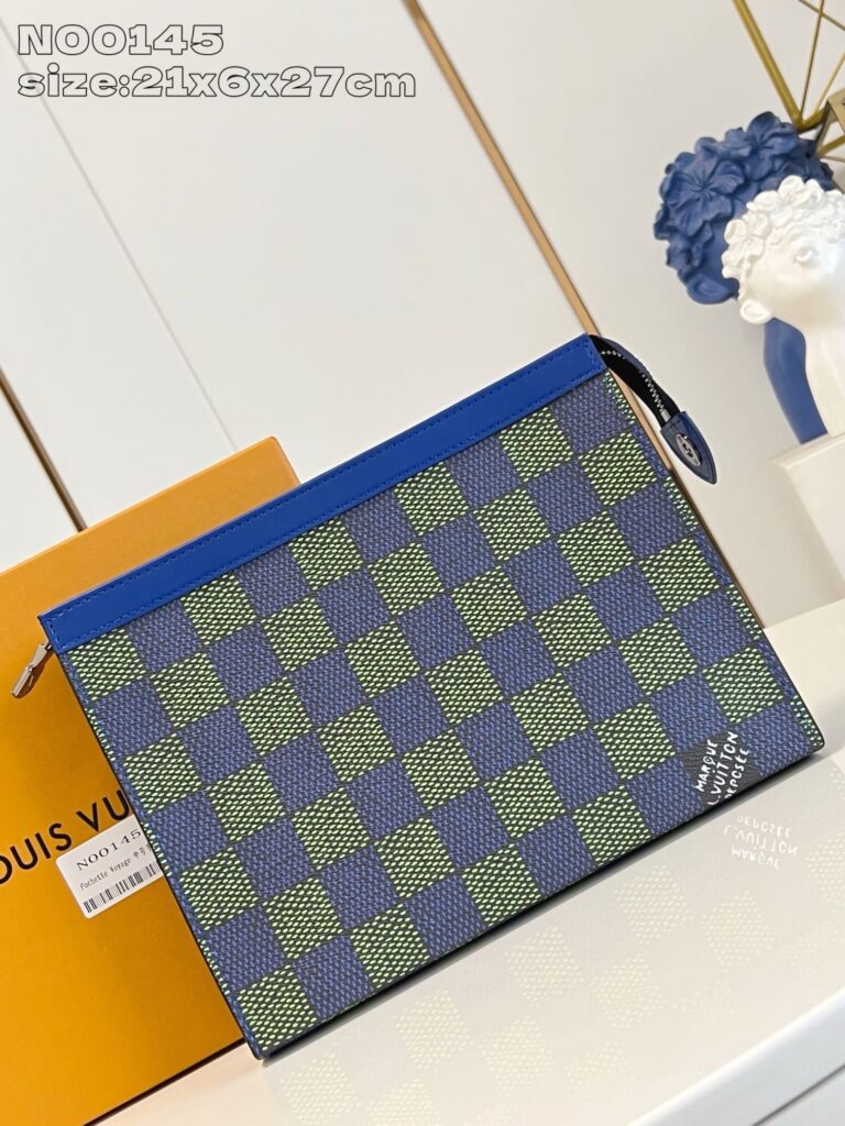 Pochette Louis Vuitton checkered blu navy e verde, elegante e di lusso, con dettagli pratici.