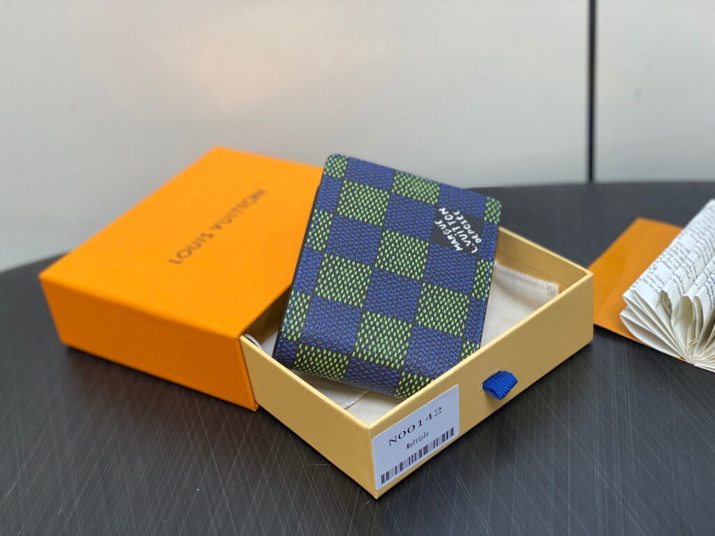 Portafoglio checkered in confezione elegante, blu navy e lime, accessorio di lusso raffinato.