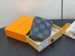 Portafoglio checkered in confezione elegante, blu navy e lime, accessorio di lusso raffinato.