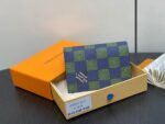 Portafoglio Louis Vuitton a quadri nella elegante confezione di lusso.