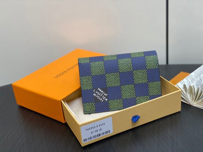 Portafoglio Louis Vuitton a quadri nella elegante confezione di lusso.