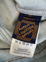 Etichetta Louis Vuitton Made in Italy con istruzioni di cura e design elegante.