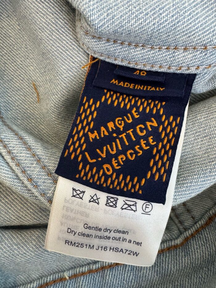 Etichetta Louis Vuitton Made in Italy con istruzioni di cura e design elegante.