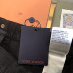Jeans di lusso Louis Vuitton con tag nero, scatola elegante e dettagli di alta qualità.